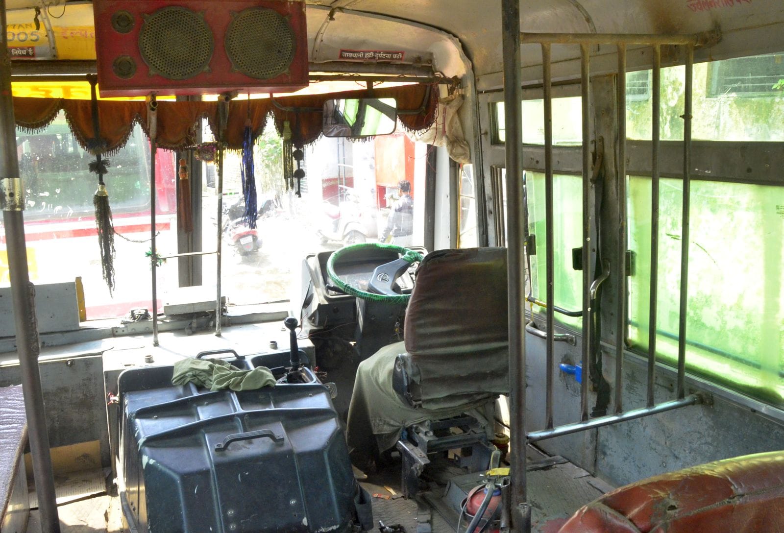 रोडवेज बस में सीटों का हाल। संवाद