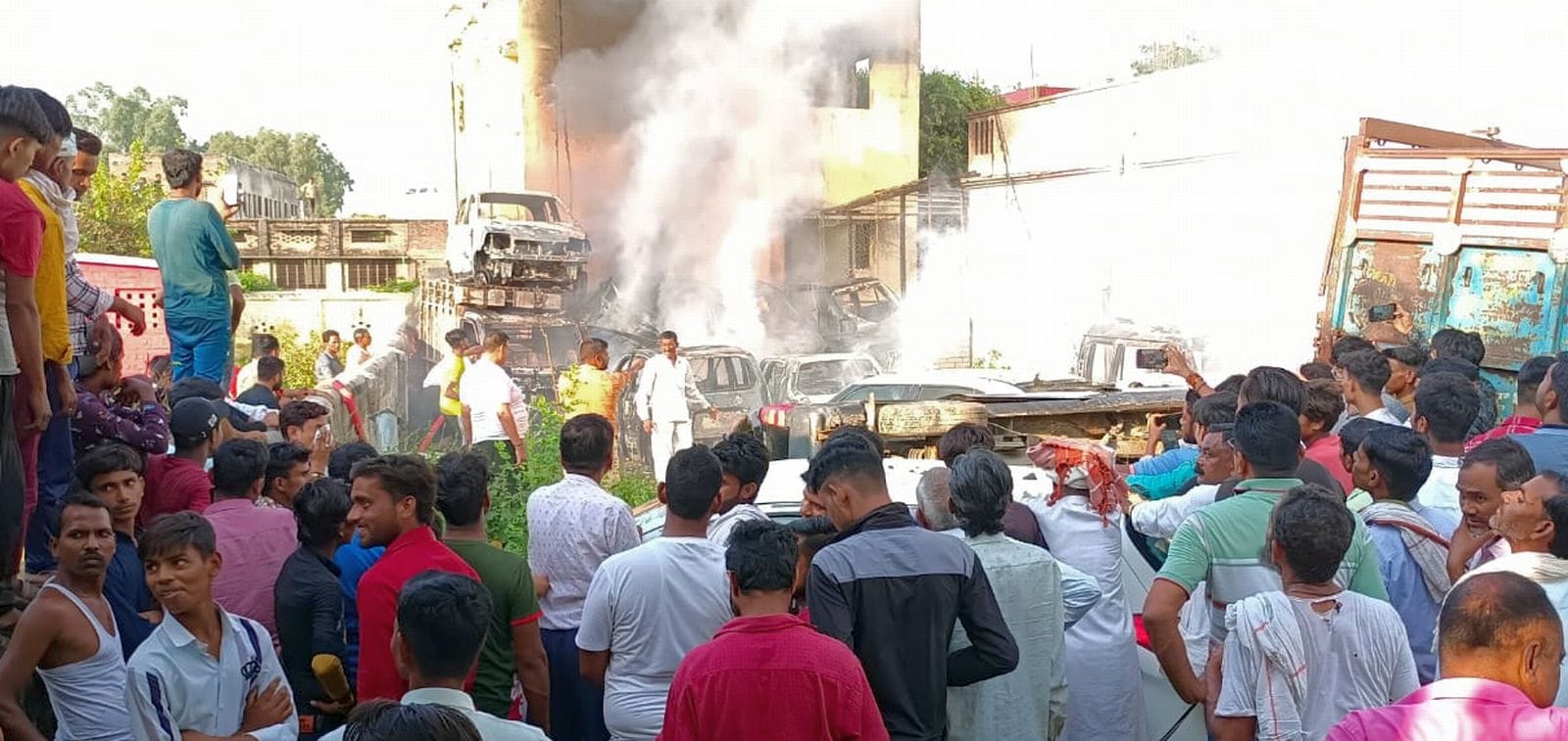 सहसवान कोतवाली में खड़े वाहनों में लगी भीषण आग। संवाद