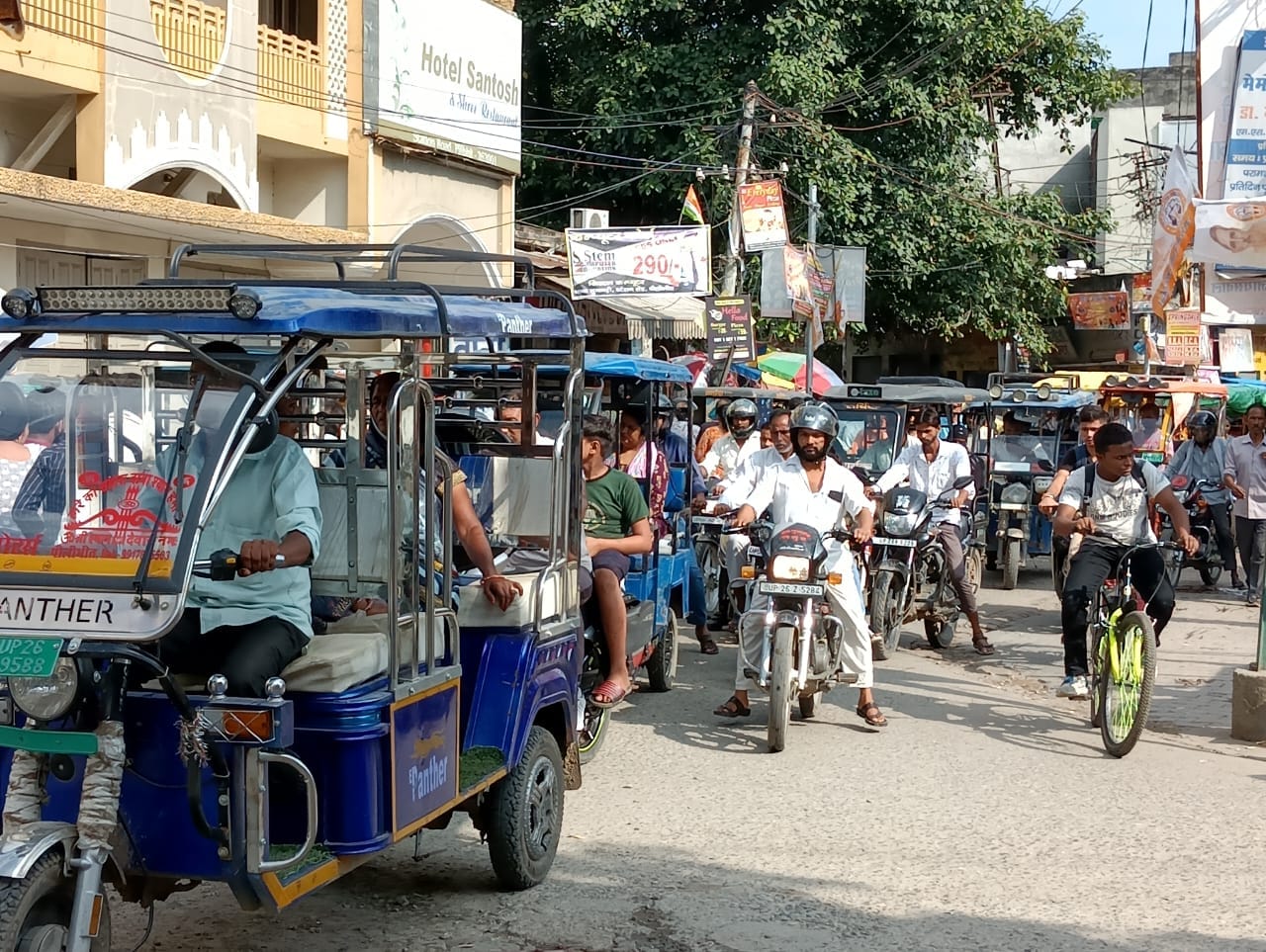 शहर की गांधी स्टेडियम रोड से गुजरते ई रिक्शा । संवाद