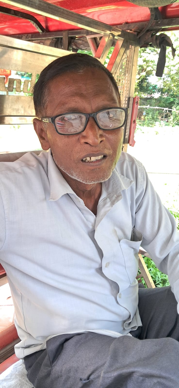 शहर की गांधी स्टेडियम रोड से गुजरते ई रिक्शा । संवाद