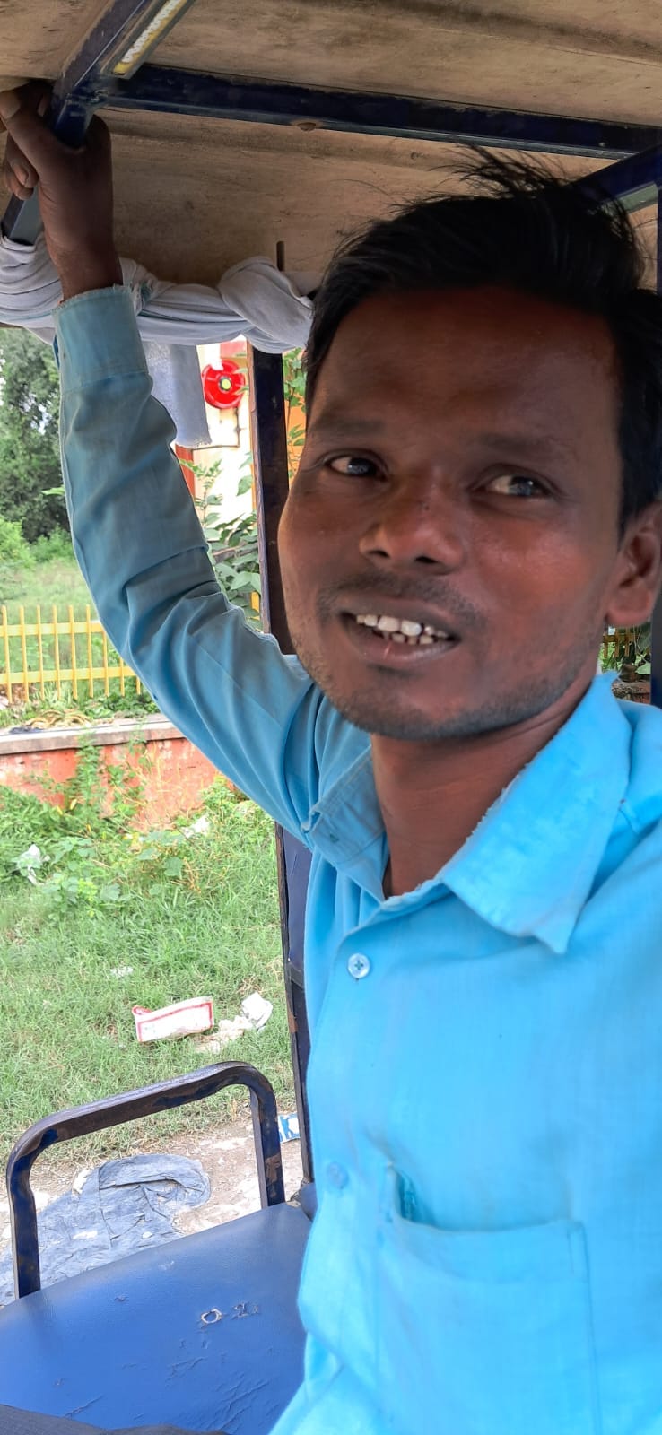 शहर की गांधी स्टेडियम रोड से गुजरते ई रिक्शा । संवाद