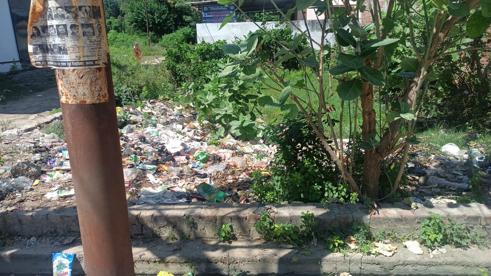 जान का खतरा बने सिकटिहा मोहल्ले मे झूलते बिजली के तार