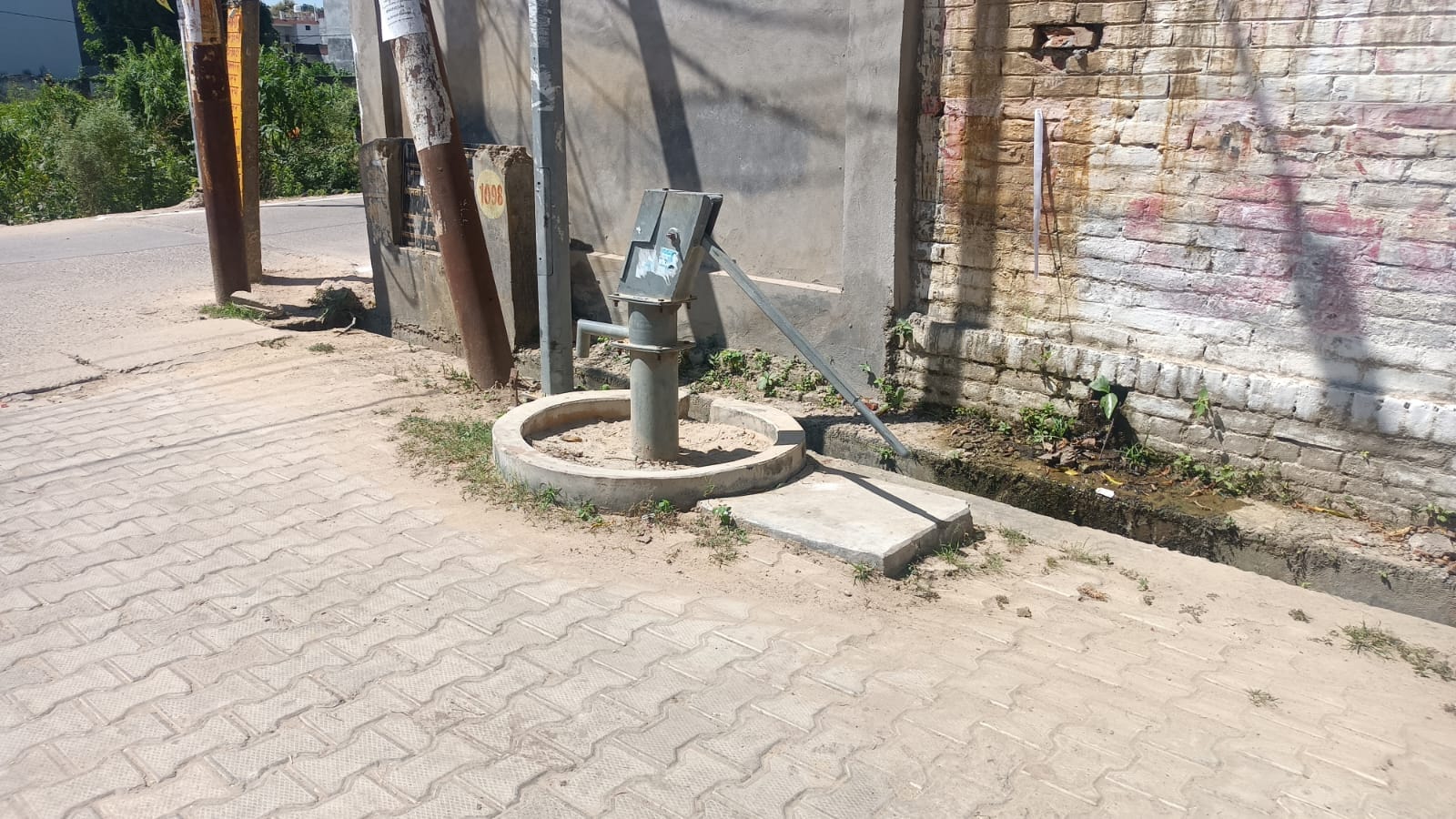 जान का खतरा बने सिकटिहा मोहल्ले मे झूलते बिजली के तार