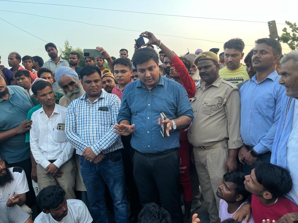 माधोटांडा पीलीभीत मार्ग पर जाम लगाये बैठे लोग । संवाद