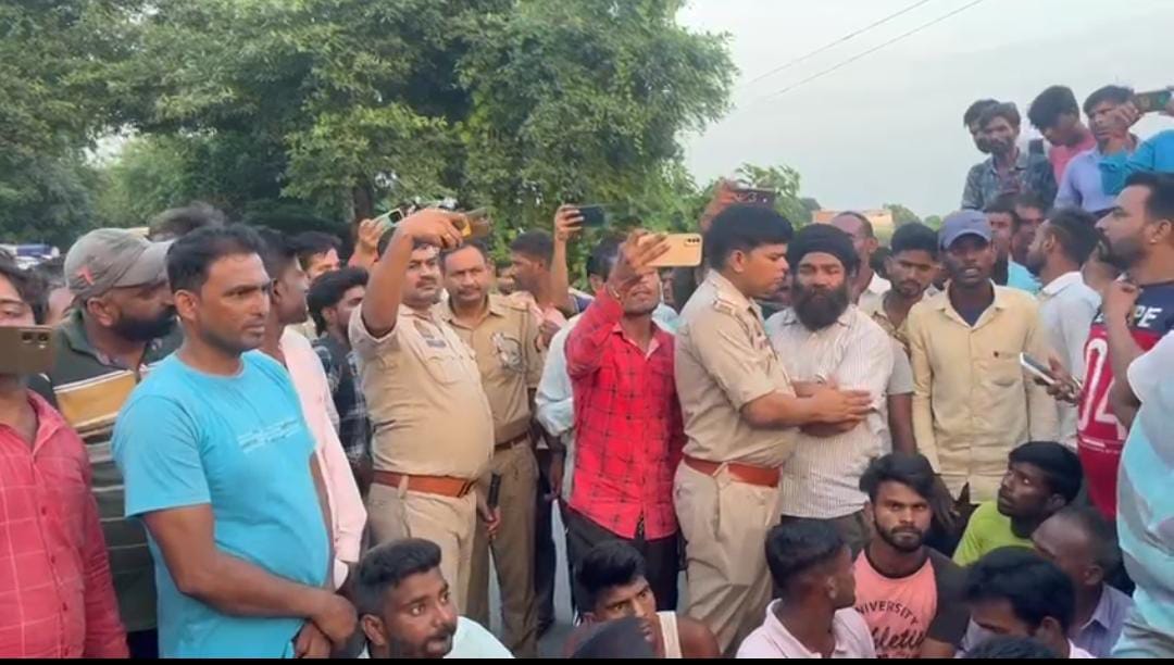 माधोटांडा पीलीभीत मार्ग पर जाम लगाये बैठे लोग । संवाद