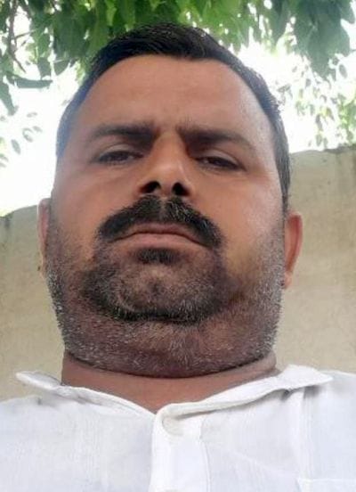 पोस्टमार्टम हाउस पर विलाप करते मृतक के परिजन। संवाद