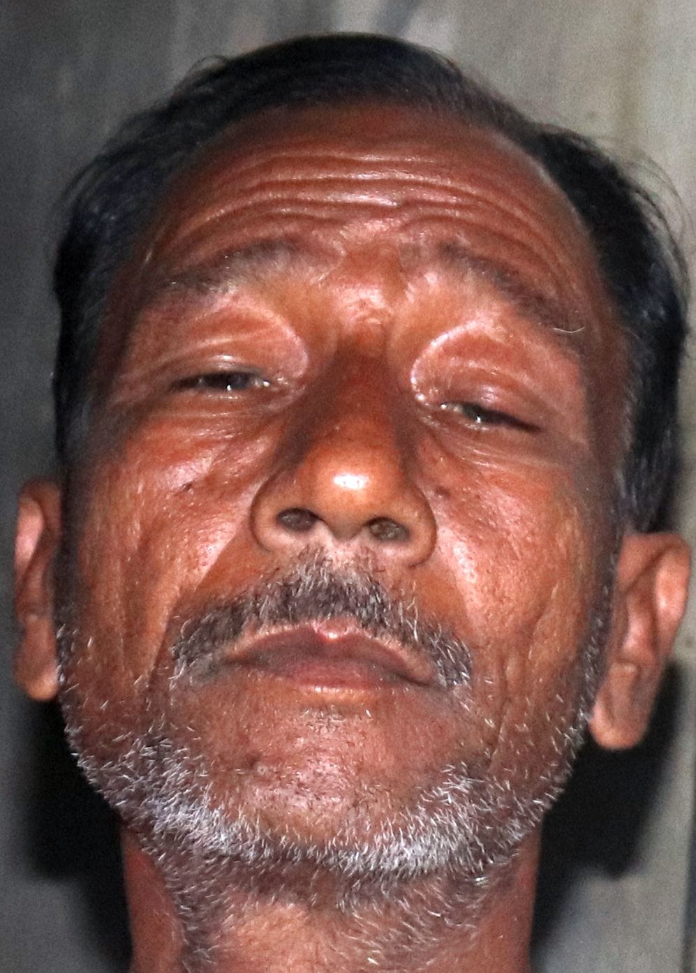 शहर के मोहल्ला तारीन जलालनगर के एक घर में पानी की सूखी टोंटी दिखाता पीड़ित। संवाद