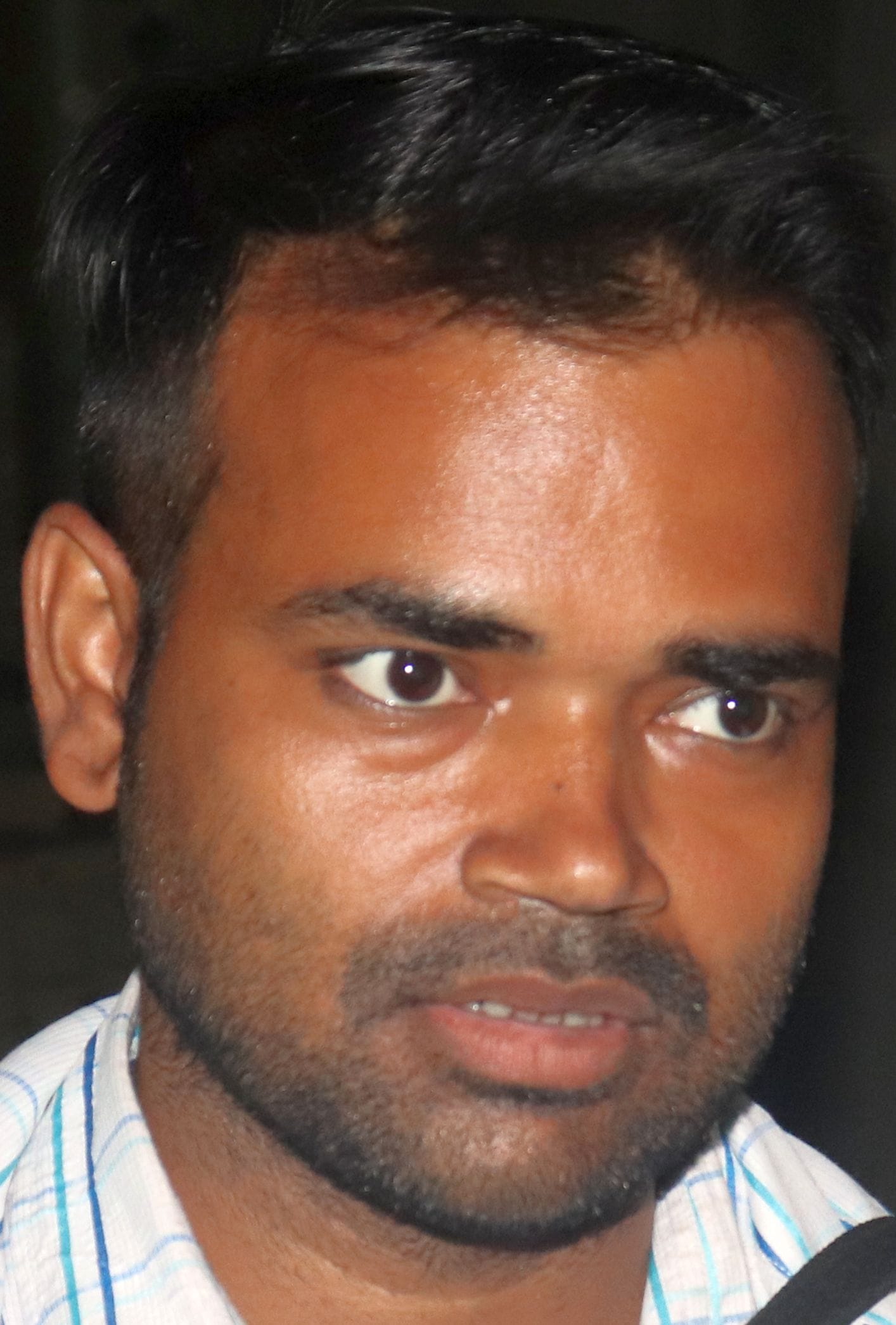 शहर के मोहल्ला तारीन जलालनगर के एक घर में पानी की सूखी टोंटी दिखाता पीड़ित। संवाद