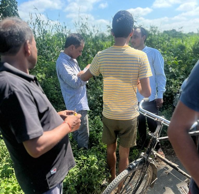 दबंगों के हमले में घायल प्राथमिक स्वास्थ्य केंद्र डेरवा के प्रभारी डॉक्टर विवेक सिंह। संवाद