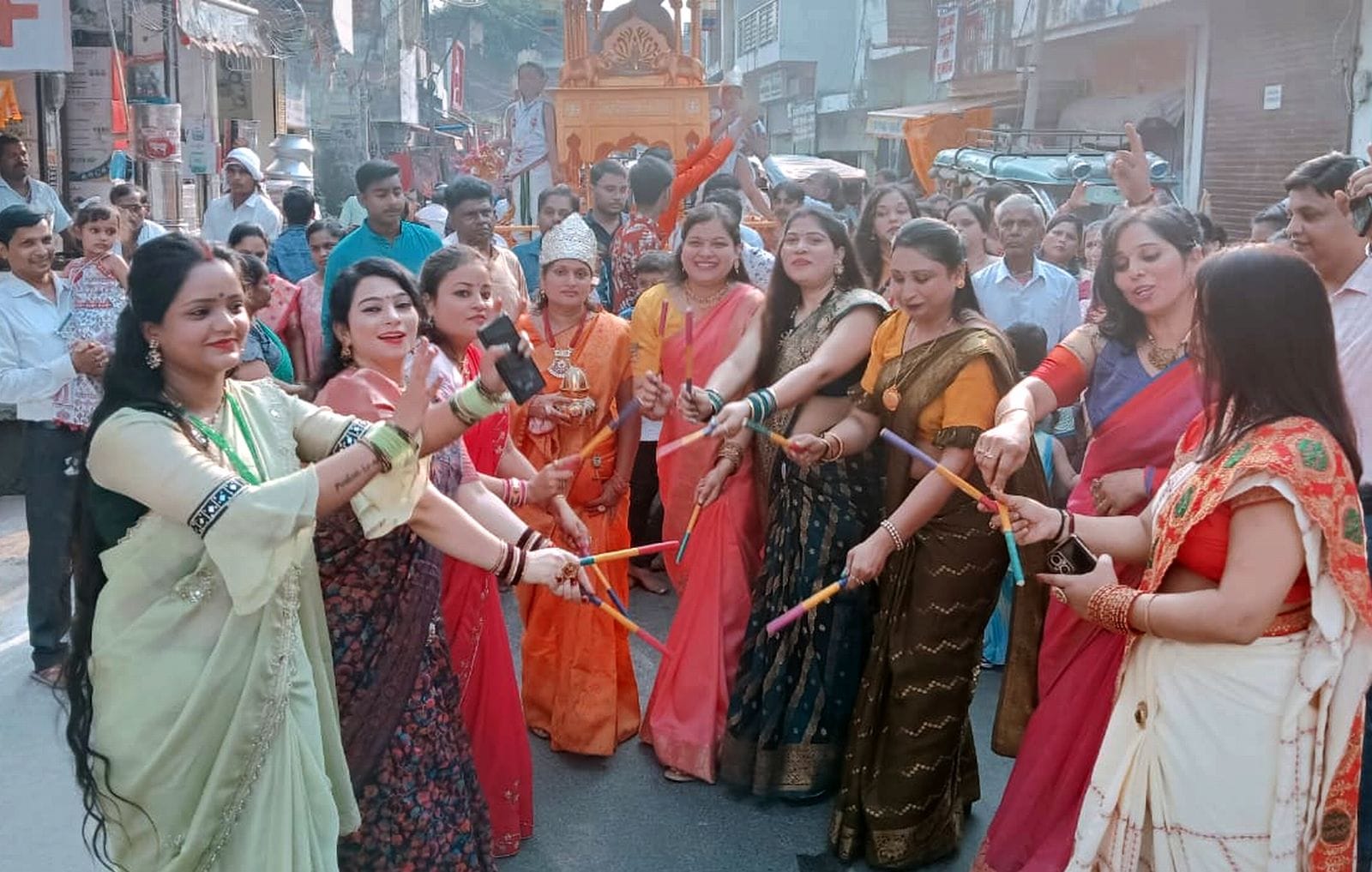 उझानी में दशलक्षण पर्व के समापन पर रथ के साथ निकले जैन समाज के लोग। संवाद