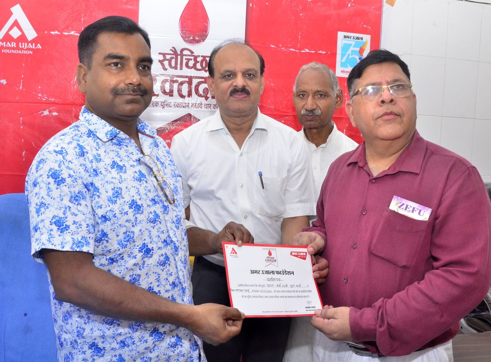 अमर उजाला के स्वैच्छिक रक्तदान शिविर में रक्तदान करते रक्तदाता। संवाद