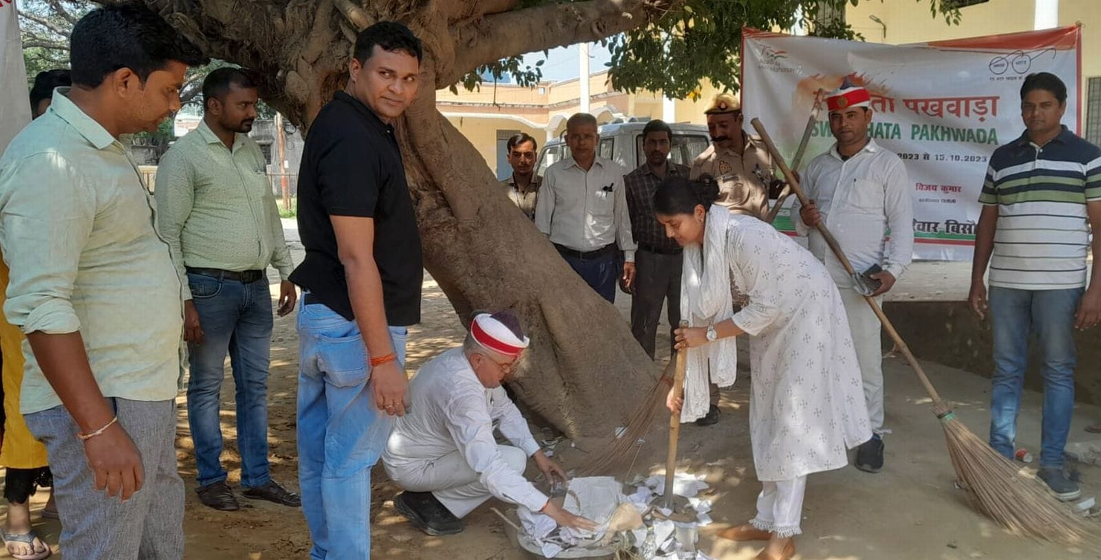 भामाशाह चौक पर सफाई अभियान में शामिल जनप्रतिनिधि और अधिकारी।स्रोत-सूचना विभाग