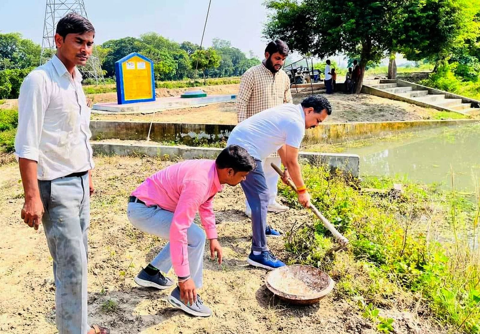 भामाशाह चौक पर सफाई अभियान में शामिल जनप्रतिनिधि और अधिकारी।स्रोत-सूचना विभाग