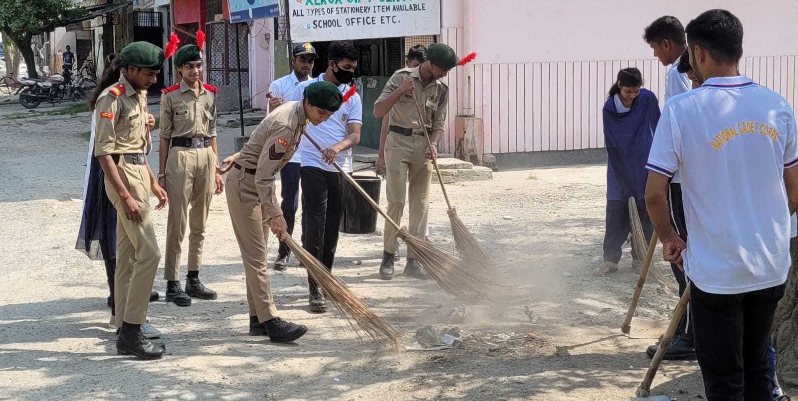 भामाशाह चौक पर सफाई अभियान में शामिल जनप्रतिनिधि और अधिकारी।स्रोत-सूचना विभाग