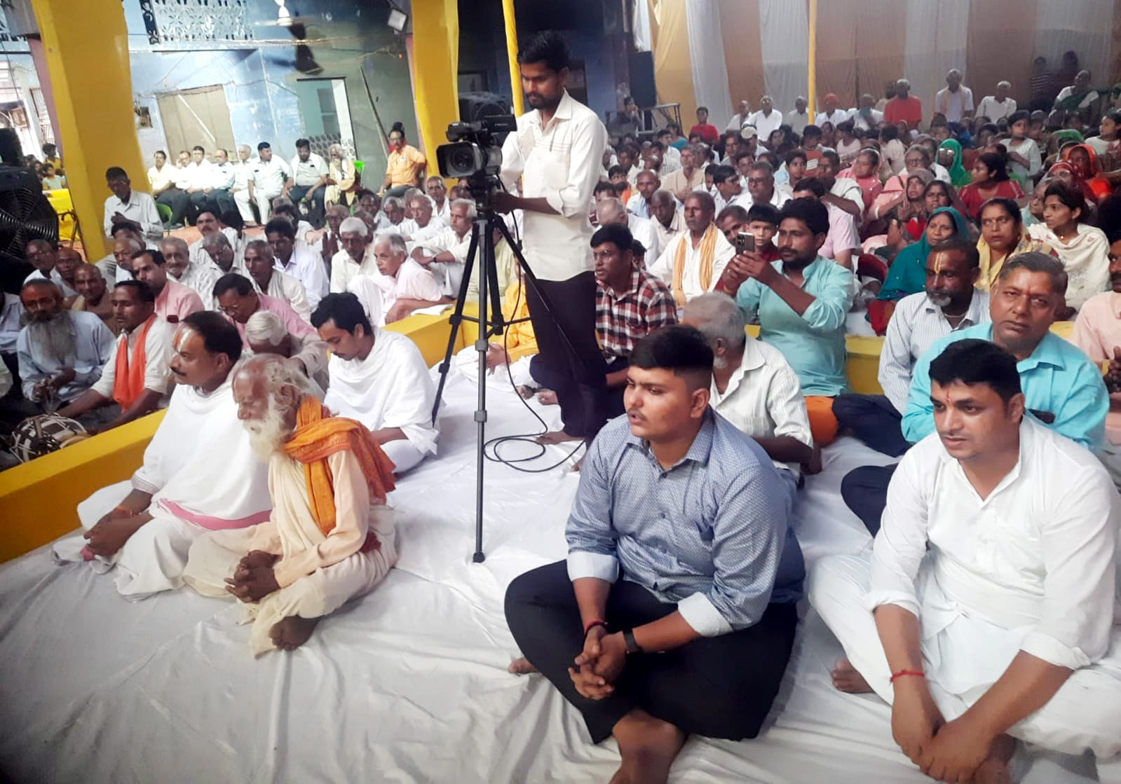 बिल्सी में रामकथा सुनाते सन्त अयोध्यादास जी रामायणी। संवाद