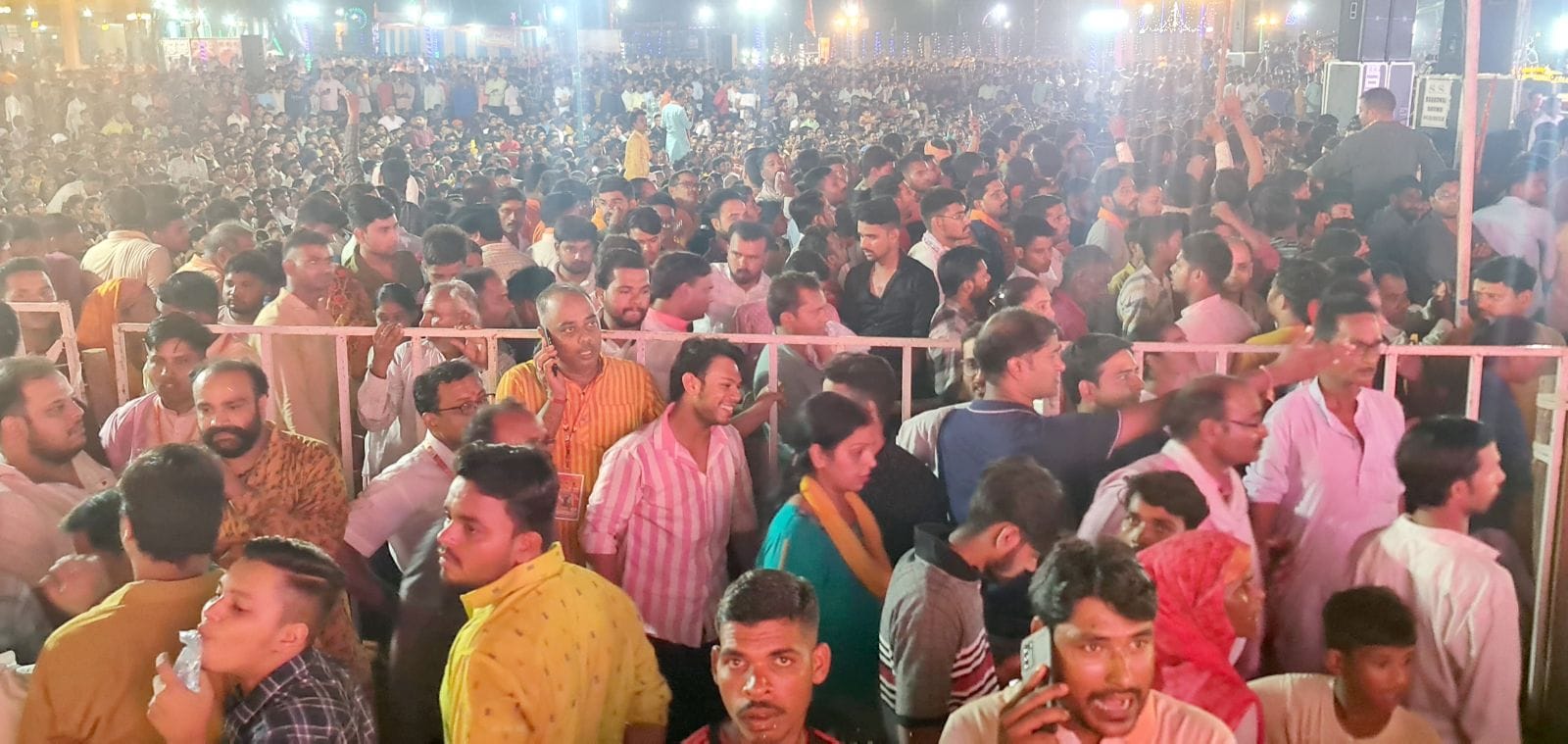 बिसौली के मदनलाल इंटर कॉलेज में भजन सुनाते कन्हैया मित्तल। संवाद