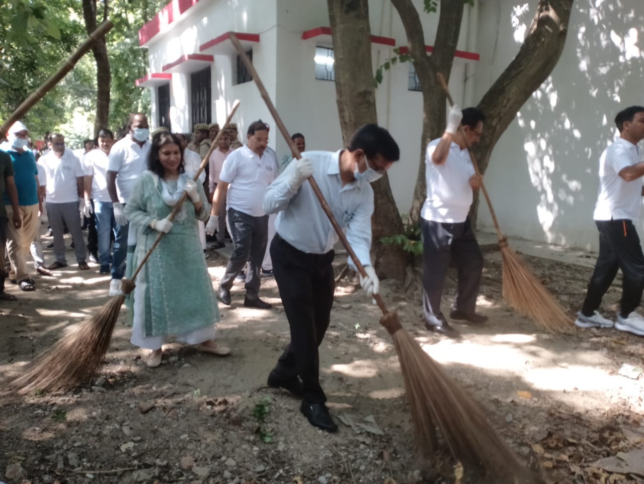 बीसलपुर की गलियों में स्वच्छता अभियान के तहत झाडू लगाते संस्था के कार्यकर्ता । संवाद