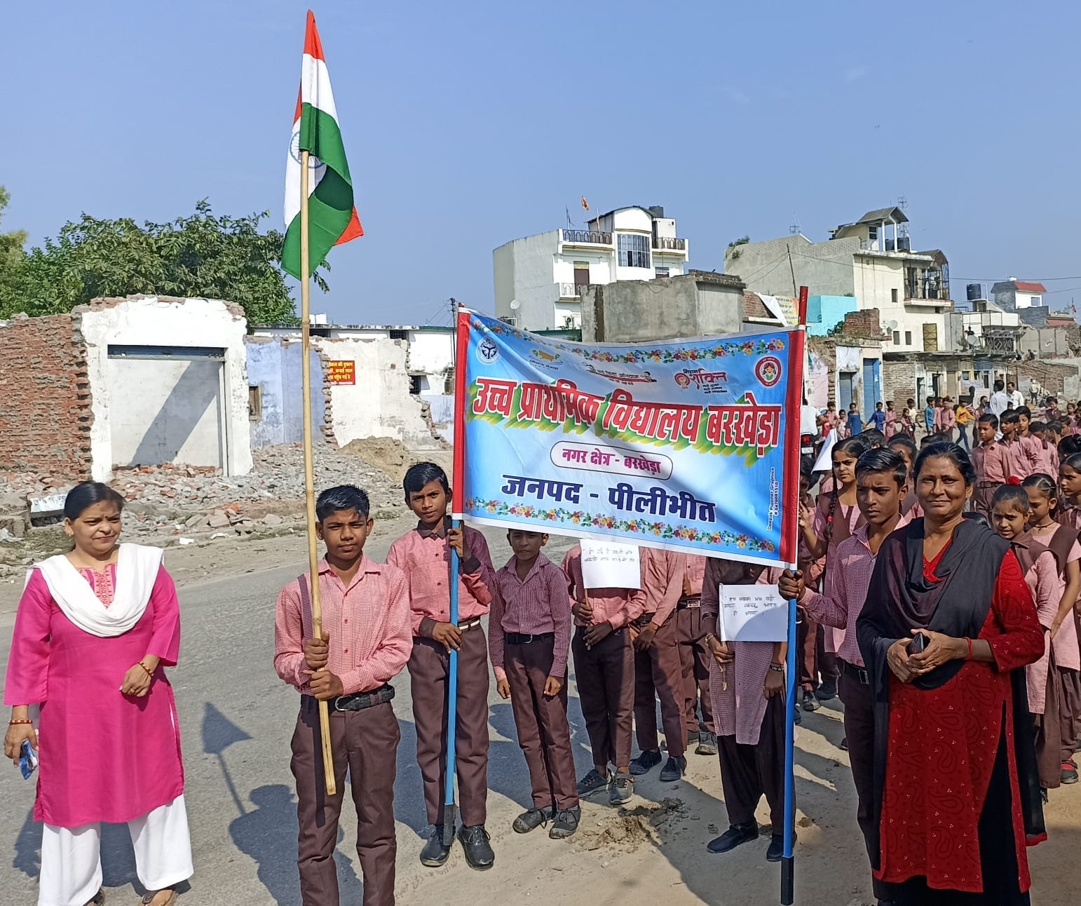 बीसलपुर की गलियों में स्वच्छता अभियान के तहत झाडू लगाते संस्था के कार्यकर्ता । संवाद