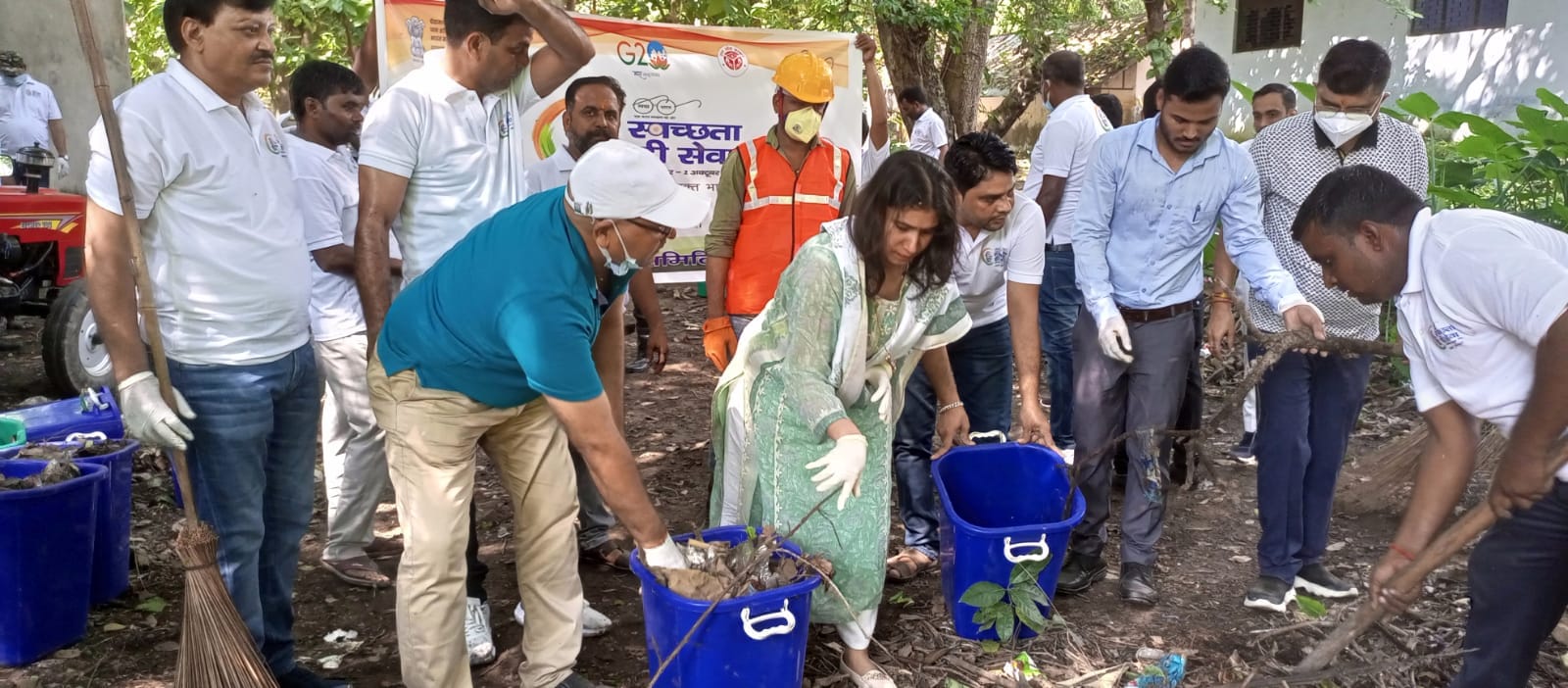 बीसलपुर की गलियों में स्वच्छता अभियान के तहत झाडू लगाते संस्था के कार्यकर्ता । संवाद