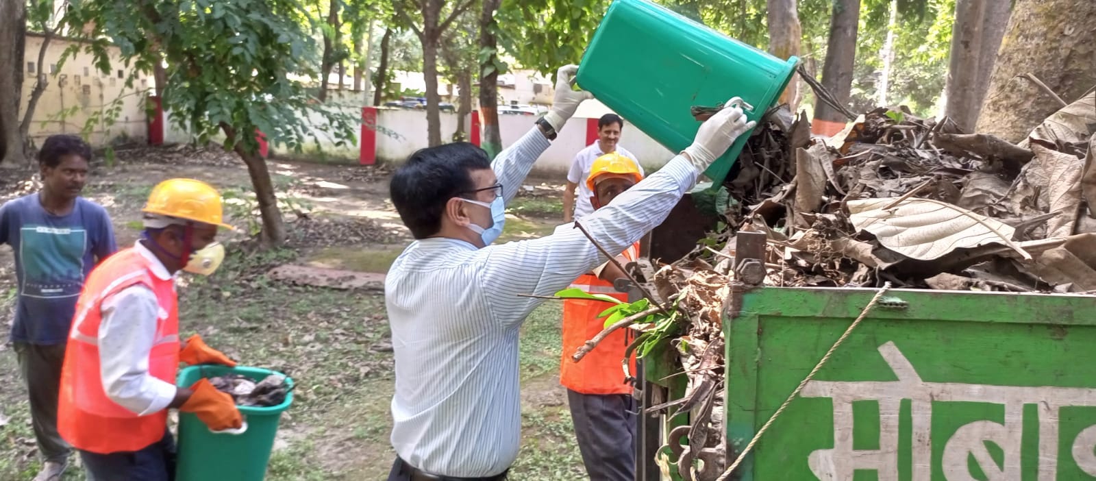 बीसलपुर की गलियों में स्वच्छता अभियान के तहत झाडू लगाते संस्था के कार्यकर्ता । संवाद