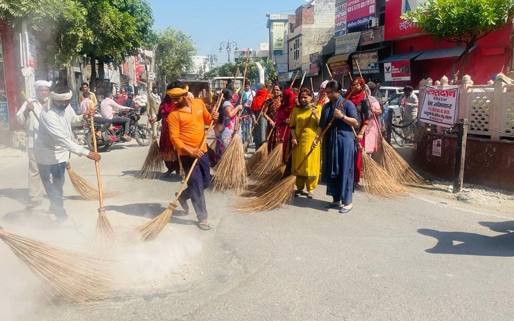 फोटो 21- पं. रामधारी गौड़ की 101वीं जयंती पर स्टेडियम से कचरा उठाते विद्यार्थी व शिक्षक। स्रोत: 