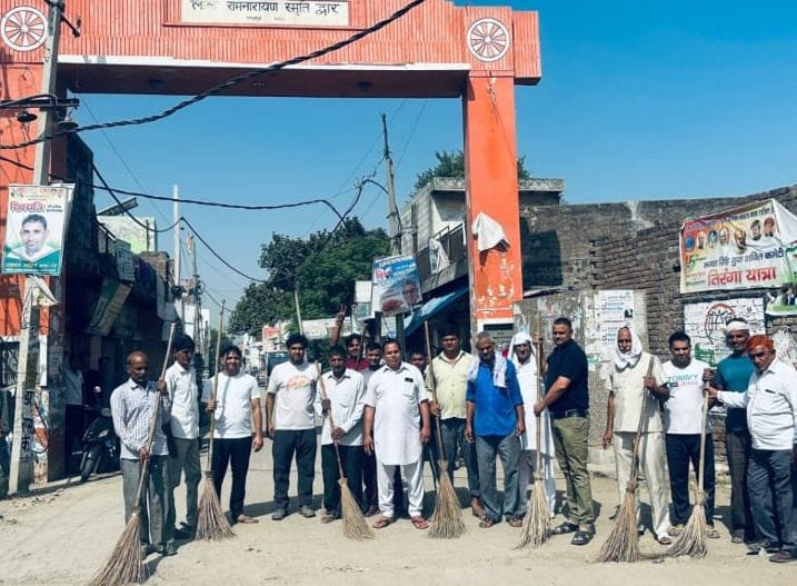 फोटो 21- पं. रामधारी गौड़ की 101वीं जयंती पर स्टेडियम से कचरा उठाते विद्यार्थी व शिक्षक। स्रोत: 