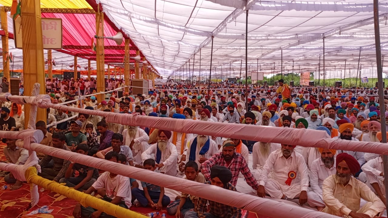 गजरौला में आयोजित सिख महासम्मेलन में सासद वरूण गांधी का स्वागत करते सिख समाज के लोग । संवाद