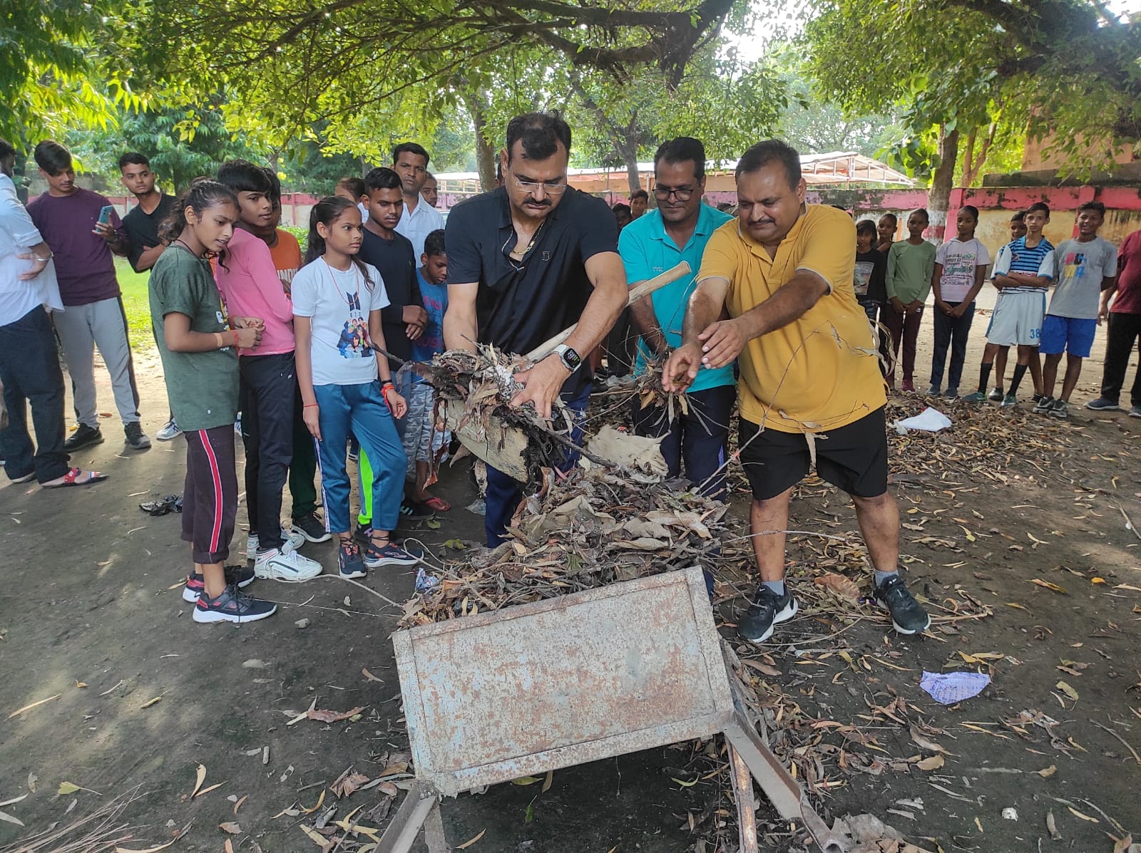 नगर पंचायत न्यूरिया में टनकपुर हाइवे पर सफाई करते हुए बैक आफ बडौदा के कर्मचारी ।