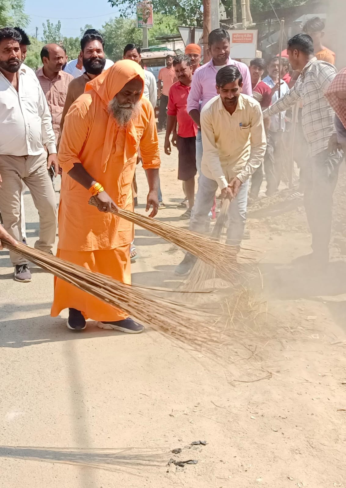 नगर पंचायत न्यूरिया में टनकपुर हाइवे पर सफाई करते हुए बैक आफ बडौदा के कर्मचारी ।