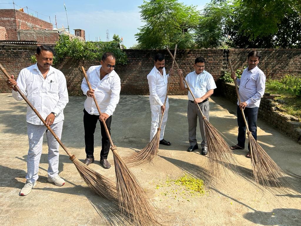 नगर पंचायत न्यूरिया में टनकपुर हाइवे पर सफाई करते हुए बैक आफ बडौदा के कर्मचारी ।