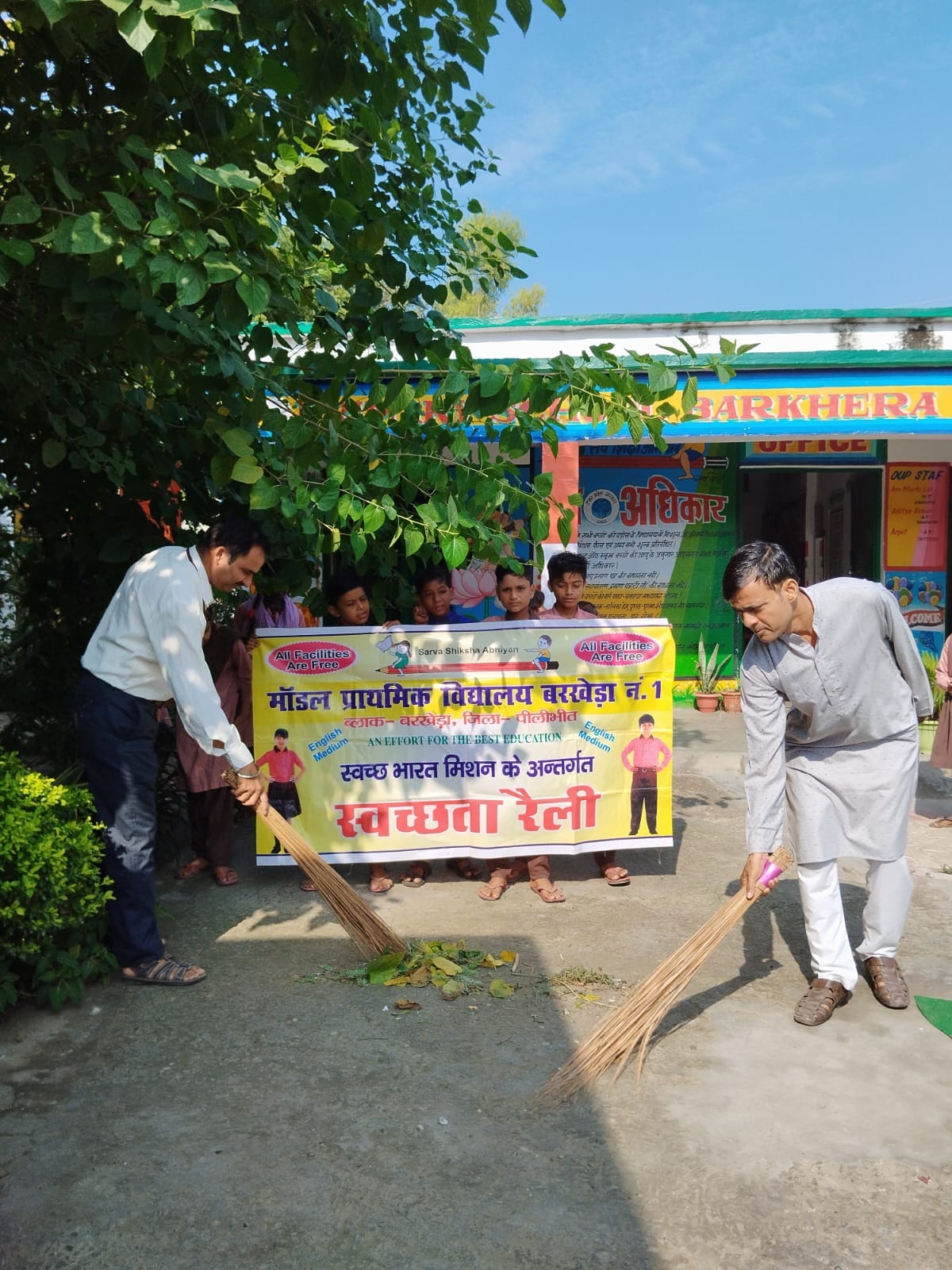 नगर पंचायत न्यूरिया में टनकपुर हाइवे पर सफाई करते हुए बैक आफ बडौदा के कर्मचारी ।