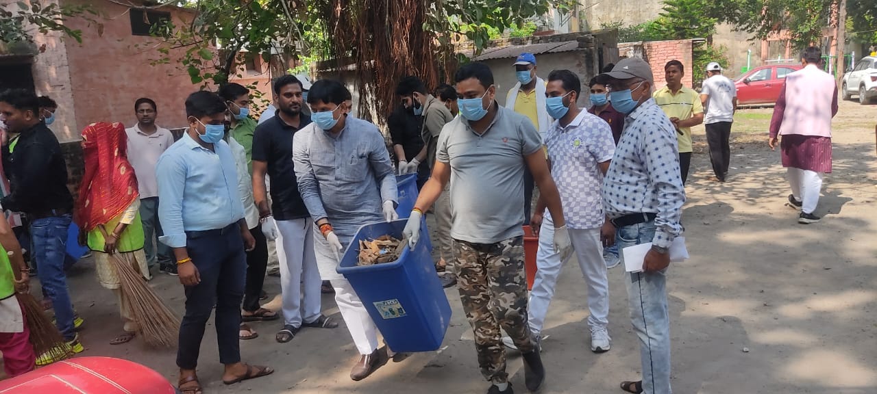 शामली में भैंसवाल रोड पर पार्क में सफाई अभियान में श्रमदान करते डीएम रविंद्र सिंह, एडीएम संतो शामली में भैंसवाल रोड पर पार्क में सफाई अभियान में श्रमदान करते डीएम रविंद्र सिंह, एडीएम संतो