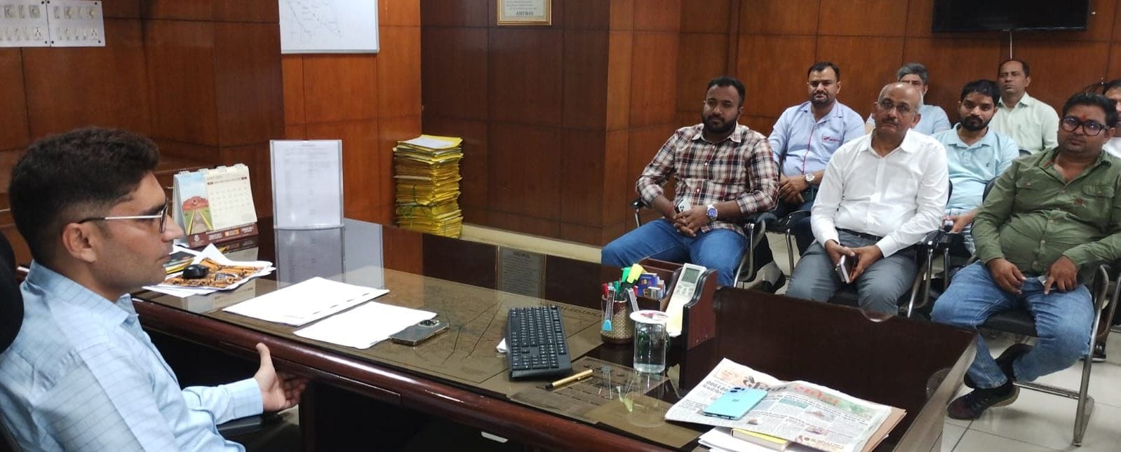 फोटो 19. फोटो 19. ऑटोमोबाइल कंपनी के प्रतिनिधियों की बैठक लेते एसडीएम अमित कुमार। स्रोत: सूचना फोटो 19. फोटो 19. ऑटोमोबाइल कंपनी के प्रतिनिधियों की बैठक लेते एसडीएम अमित कुमार। स्रोत: सूचना
