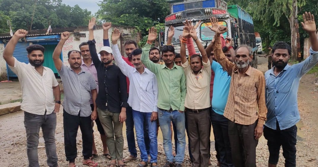 गडवारा बाजार के ककरहा मोड़ से शुकुलपुर जाने वाली जर्जर सड़क। संवाद गडवारा बाजार के ककरहा मोड़ से शुकुलपुर जाने वाली जर्जर सड़क। संवाद