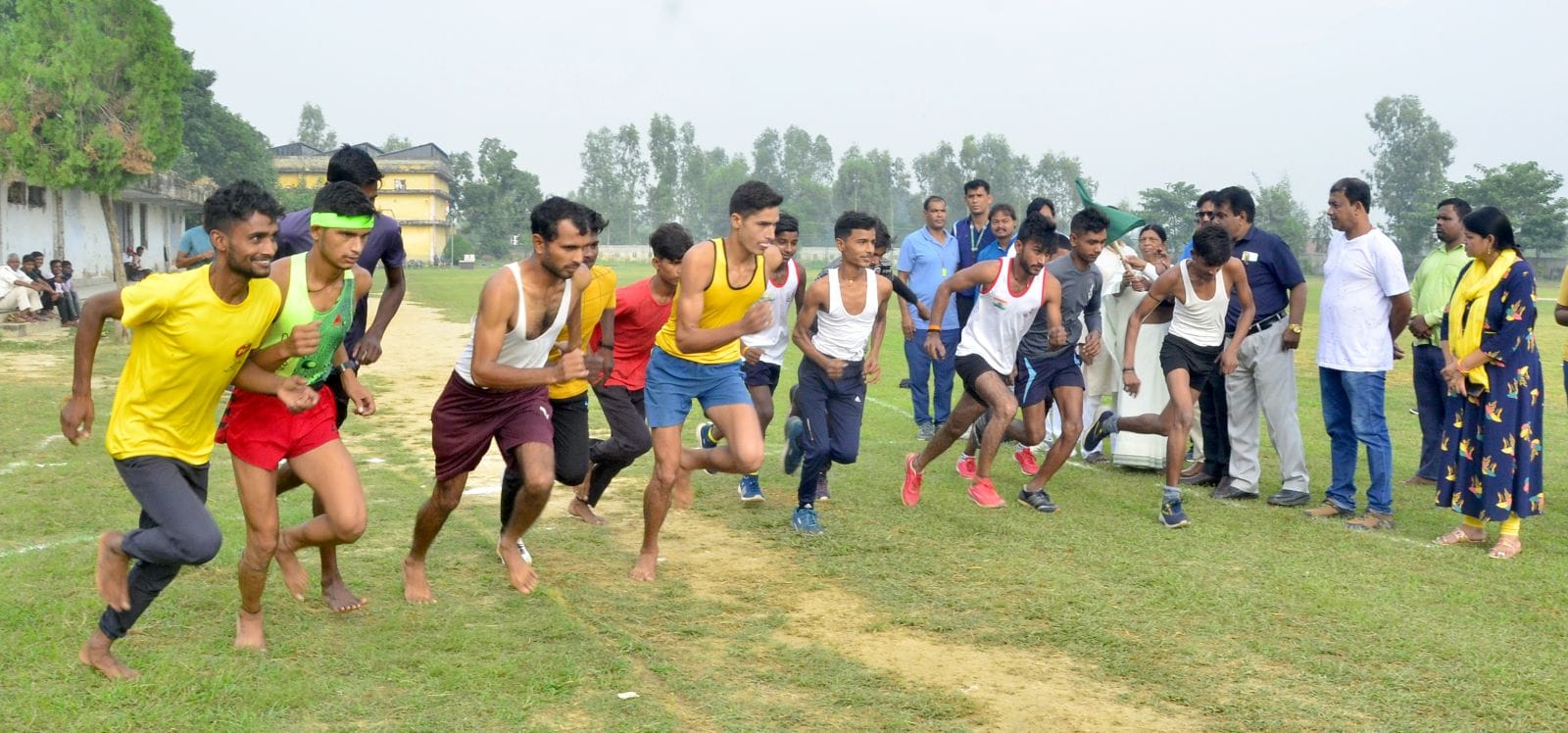 जिला स्पोर्ट्स स्टेडियम में आयोजित क्रॉस कंट्री रेस में हिस्सा लेती खिलाड़ी।