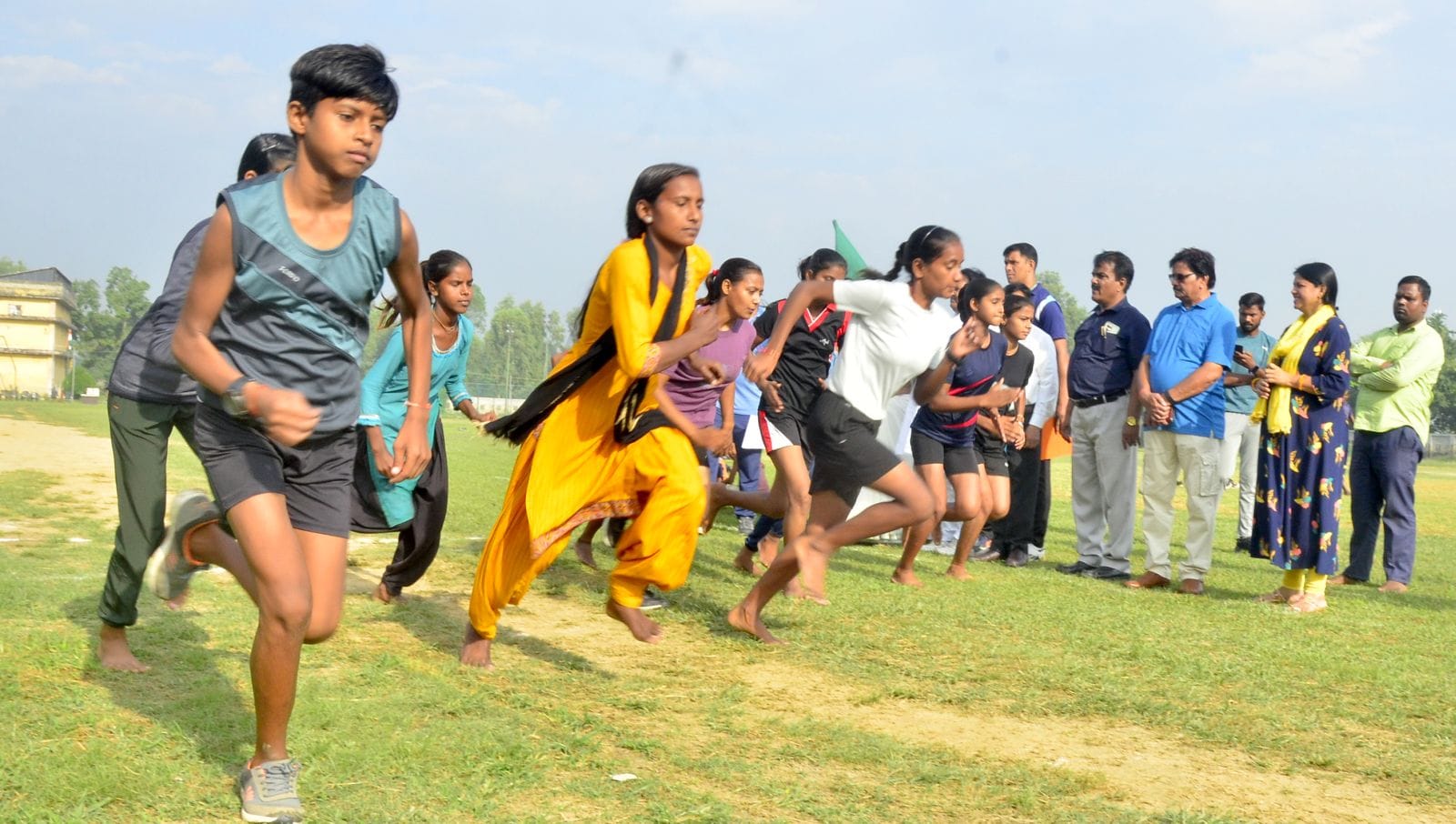 जिला स्पोर्ट्स स्टेडियम में आयोजित क्रॉस कंट्री रेस में हिस्सा लेती खिलाड़ी।