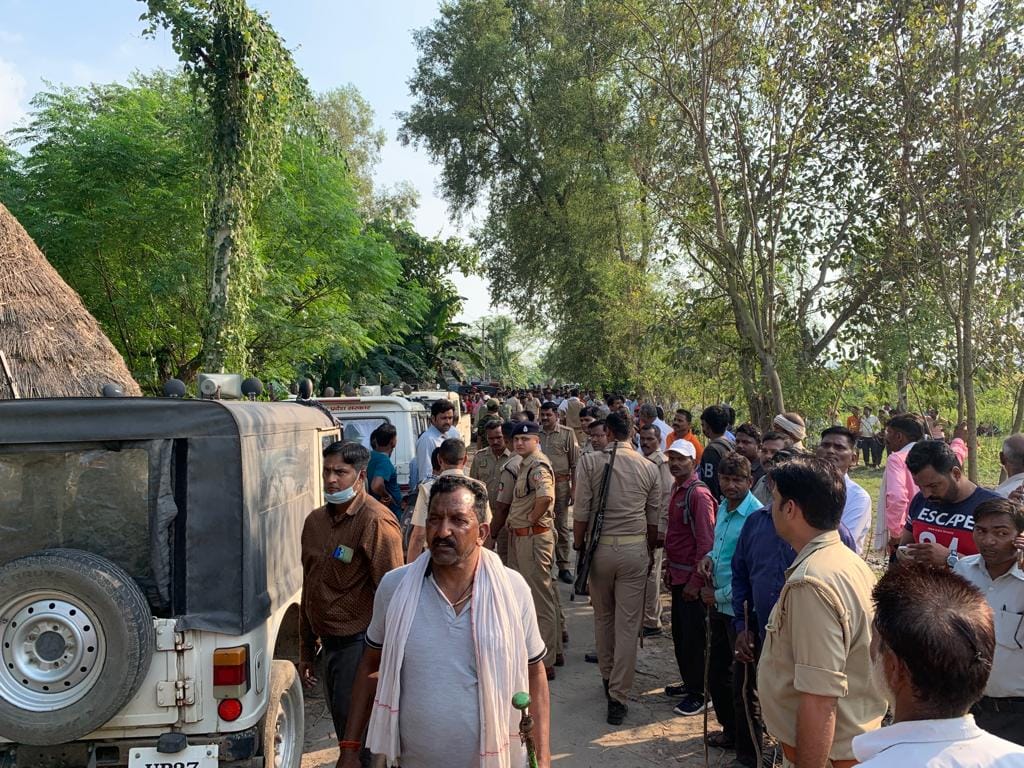 रेस्क्यू आप्रेशन के दौरान भागता बाघ ।