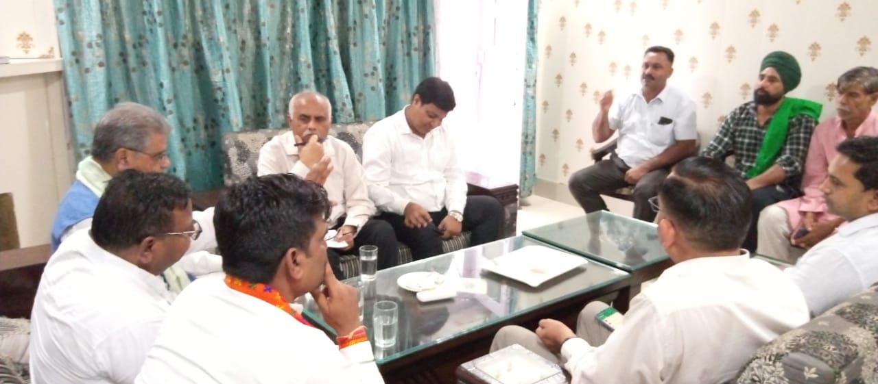 रेस्क्यू आप्रेशन के दौरान भागता बाघ ।