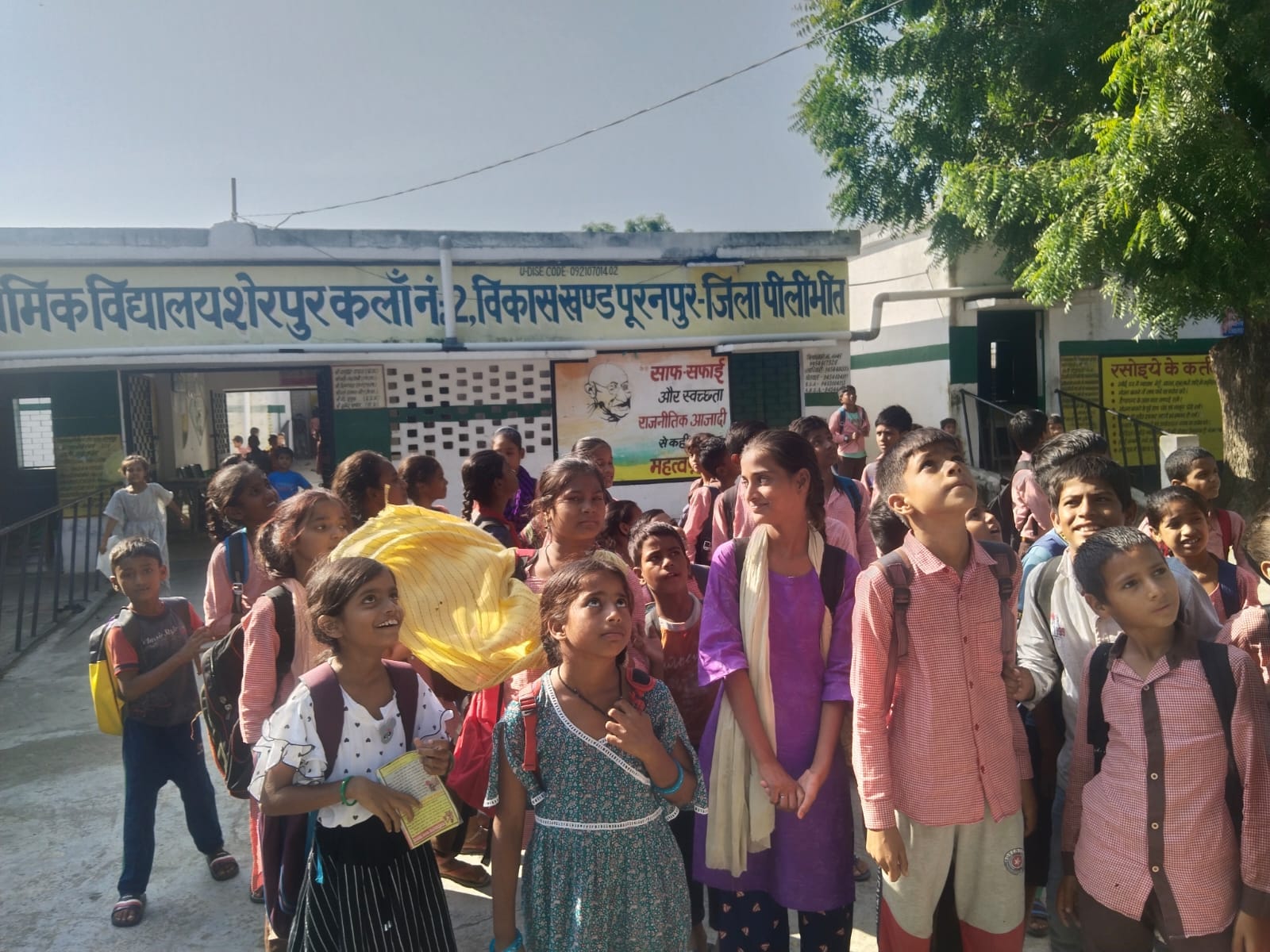 अमरिया में भूकंप के झटके के बाद दुकानो व मकानो से निकलकर लोग बाहर खड़े हो गये । संवाद अमरिया में भूकंप के झटके के बाद दुकानो व मकानो से निकलकर लोग बाहर खड़े हो गये । संवाद