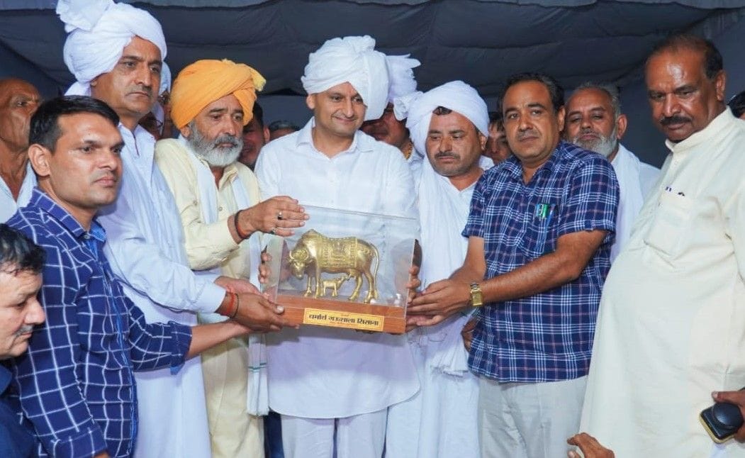 फोटो 31. सिसाना में धर्मार्थ गोशाला के वार्षिकोत्सव पर पहुंचे सांसद दीपेंद्र हुड्डा को स्मृति च फोटो 31. सिसाना में धर्मार्थ गोशाला के वार्षिकोत्सव पर पहुंचे सांसद दीपेंद्र हुड्डा को स्मृति च