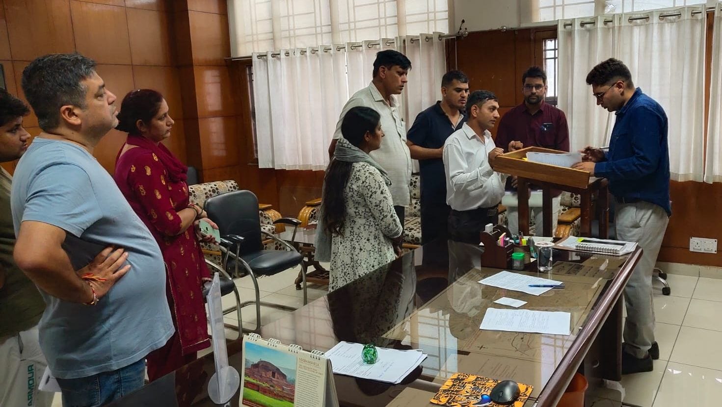 फोटो :38: सोनीपत के एसडीएम कार्यालय में रजिस्ट्री कराने पहुंचे नागरिक। स्रोत : जागरूक पाठक