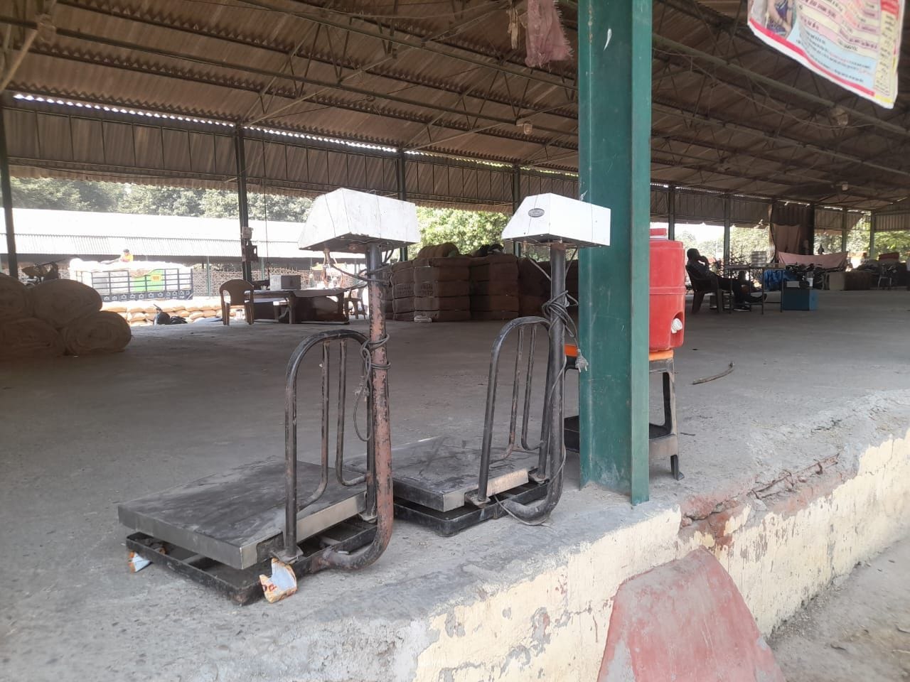 जलालाबाद मंडी स्थित धान सेंटरों पर पसरा सन्नाटा। संवाद