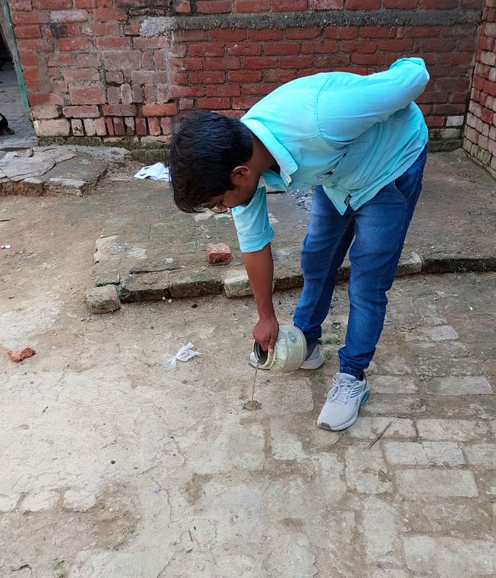 झुक्सा गांव में लगे स्वास्थ्य कैंप में दवा लेते मरीज।स्रोत-स्वास्थ्य विभाग