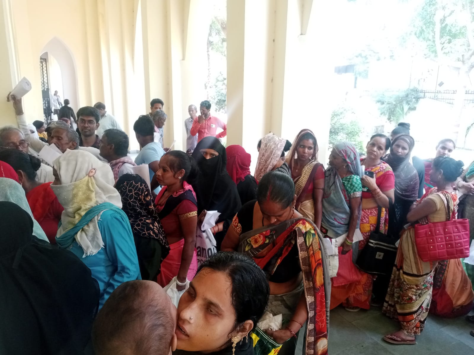 ललित हरि राजकीय आयुर्वेदिक कॉलेज में पर्चा बनवाने के लिए लगी लाइन । संवाद