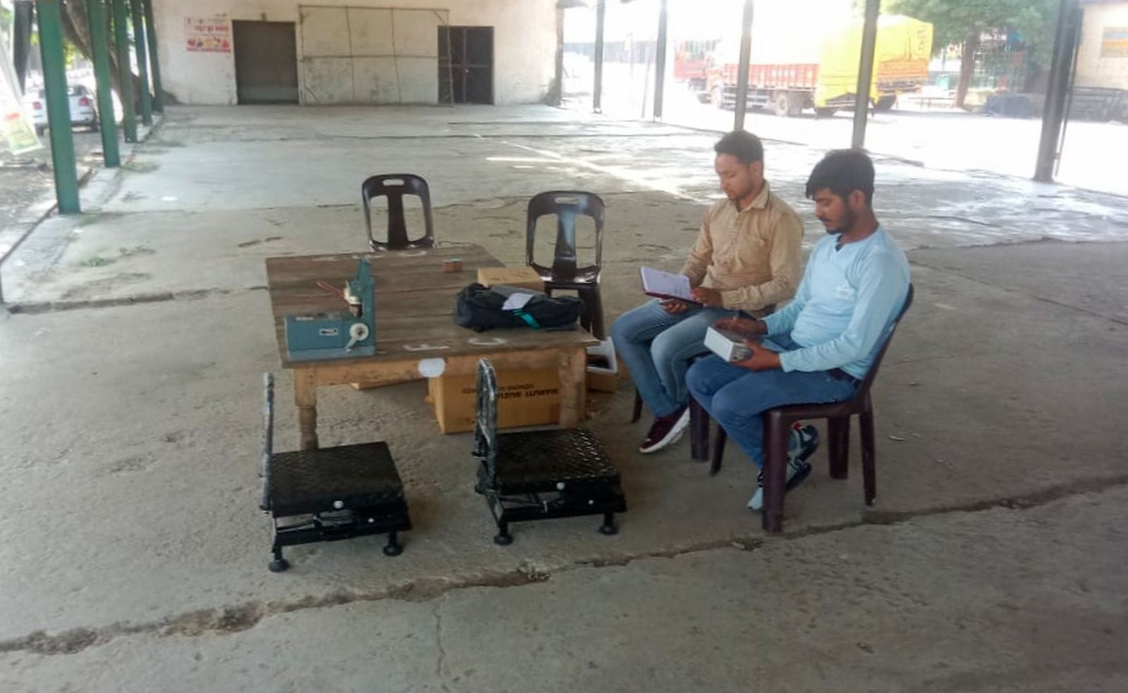 मंडी समिति में धान की खरीद से पहले कांटे का पूजन करते सदर विधायक। संवाद