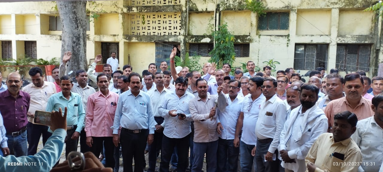 संपूर्णानगर में लगी साप्ताहिक बाजार में मौजूद लोग।