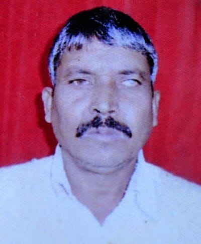 पोस्टमार्टम हाउस पर जानकारी देते मृतक के परिजन। संवाद