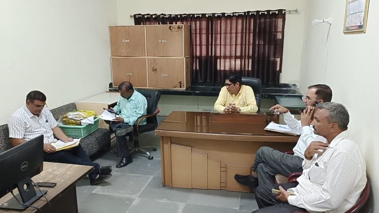 फोटो :28: सोनीपत के एसडीएम कार्यालय में छापे के दौरान जांच करती मुख्यमंत्री उडऩदस्ता की टीम। सं फोटो :28: सोनीपत के एसडीएम कार्यालय में छापे के दौरान जांच करती मुख्यमंत्री उडऩदस्ता की टीम। सं
