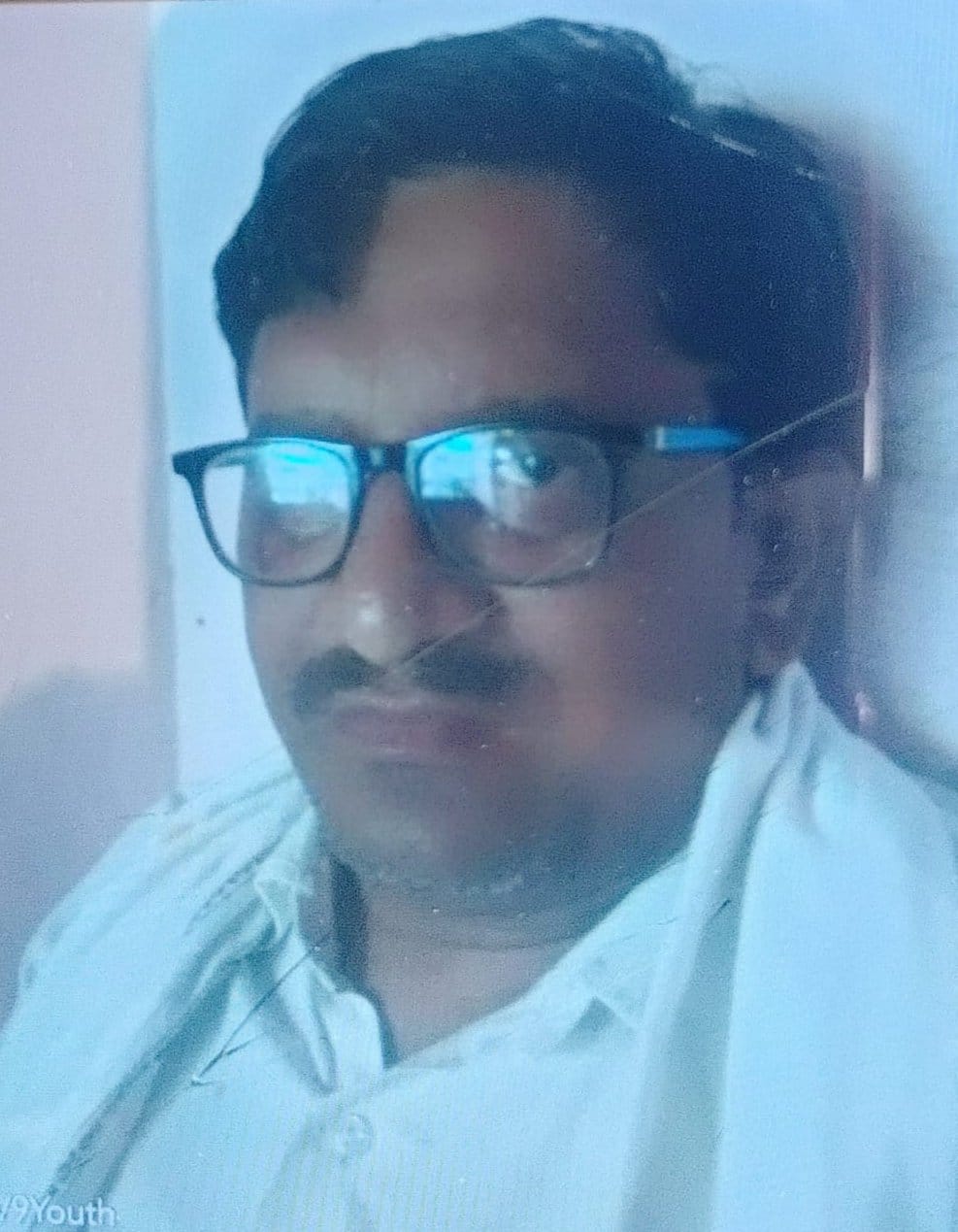 नवाबगंज थाना क्षेत्र के परियावां पूर्व माध्यमिक विद्यालय में अनुचर द्वारा फांसी लगाने के बाद पह