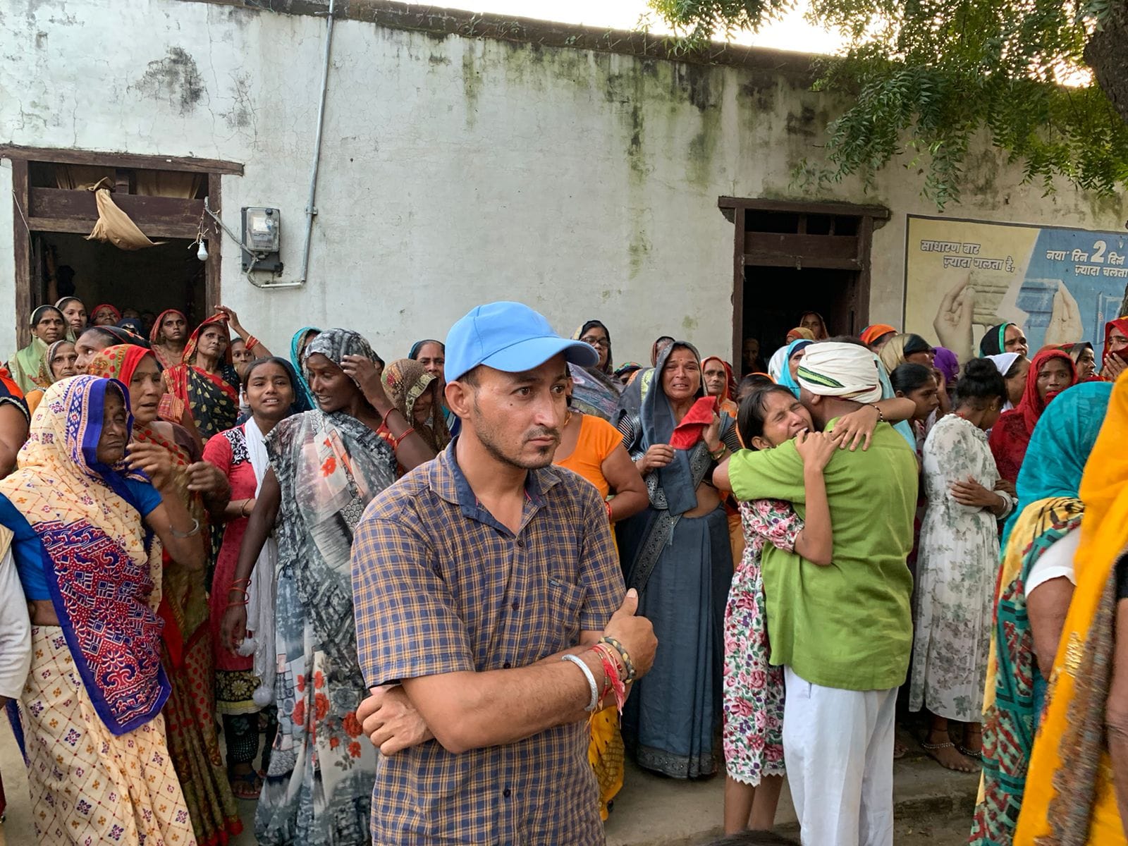 रुद्रपुर गांव में मा, बेटे के शव घर पहुंचने घर के बाहर लगी भीड़ । संवाद